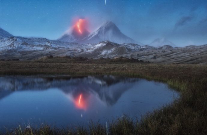 This Photographer Accidentally Shot a Meteor While Capturing a Volcano